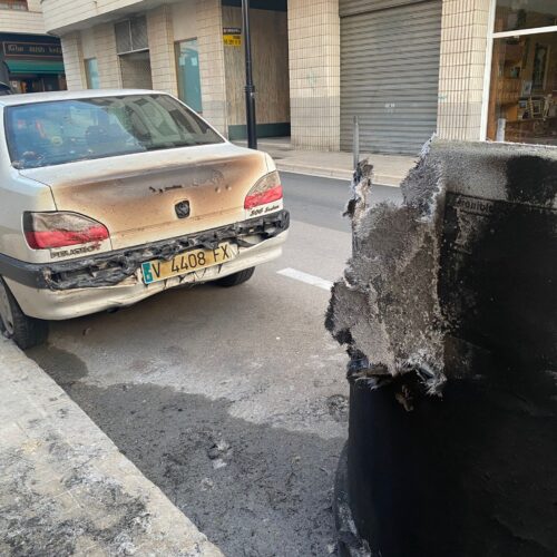 Els actes de vandalisme deixen més d’una desena de cotxes afectats