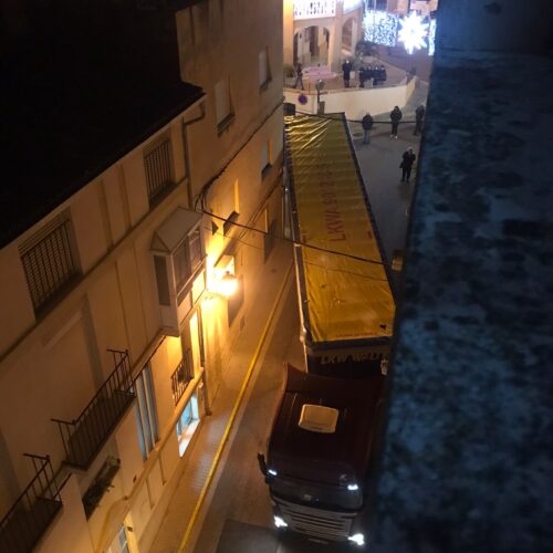 Un trailer queda atrapado en la Plaza Mayor de Agullent
