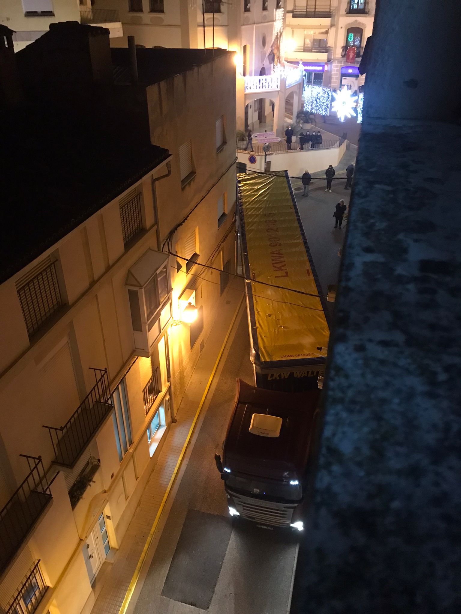 Un tràiler queda atrapat en la Plaça Major d’Agullent El Periòdic d'Ontinyent - Noticies a Ontinyent
