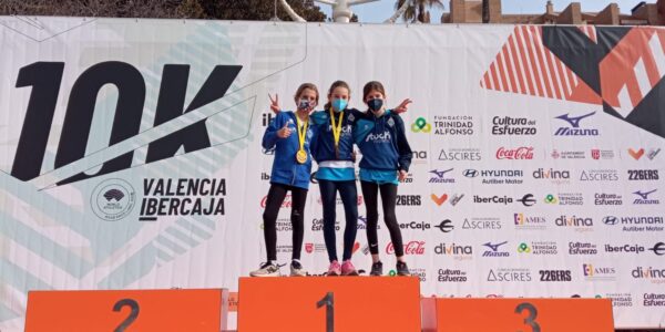 Les atletes Isabel Cháfer i Núria Gómez, primera i segona en les proves infantils del 10k de València