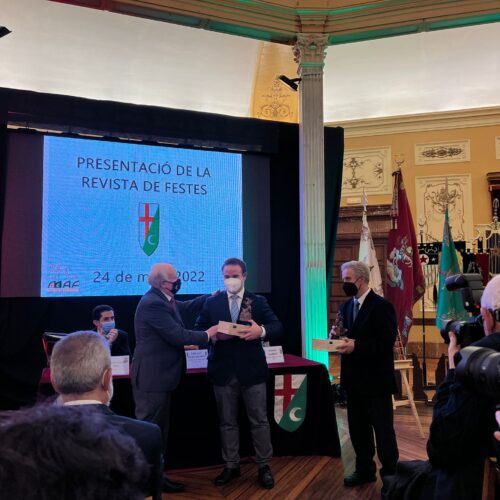 Rafa Gandia i el seu pare, ponents durant la presentació de la revista de les Festes d’Alcoi