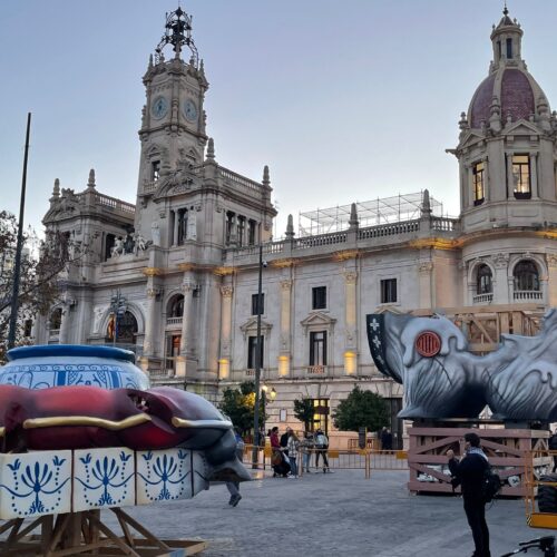 La falla ontinyentina de Dulk comienza a montarse en la plaza del ayuntamiento de Valencia