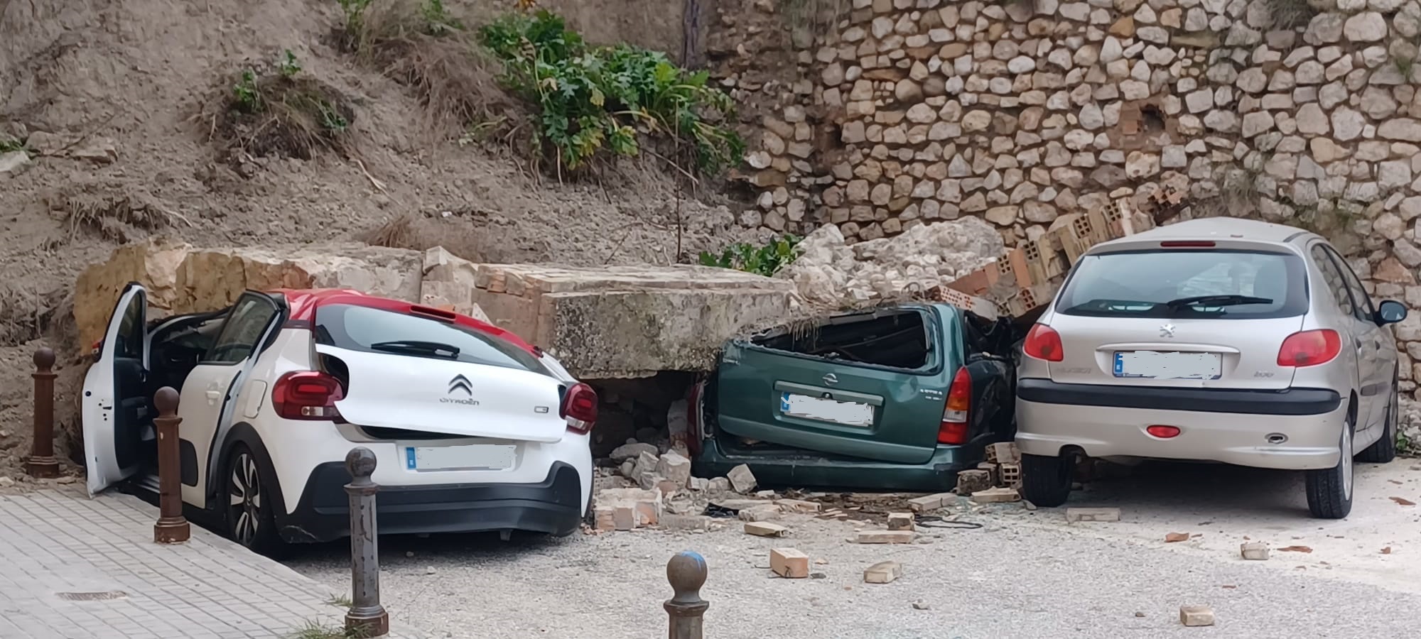 El despreniment d'un mur al Camí Vell destrossa tres vehicles El Periòdic d'Ontinyent - Noticies a Ontinyent