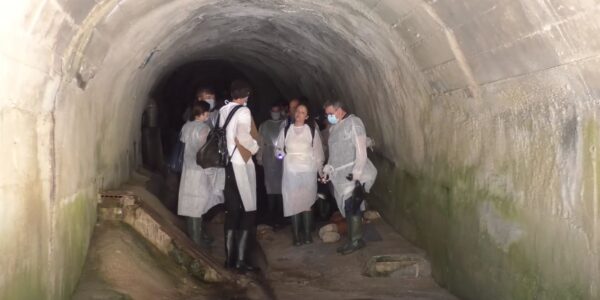 Una ruta visita per primera vegada les canalitzacions subterrànies de la Barbacana