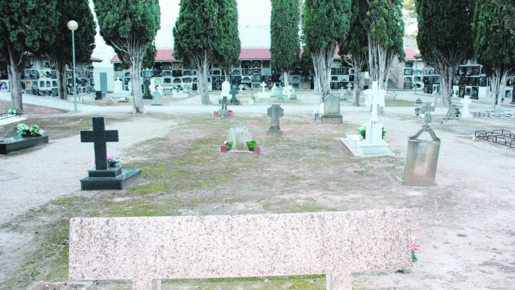 Los ciudadanos del Este recuperan los entierros en las fosas de tierra El Periódico de Ontinyent - Noticias en Ontinyent