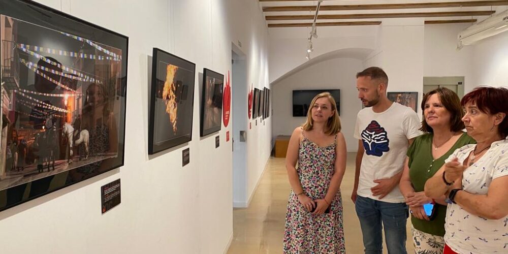 La casa de Cultura acoge una exposición fotográfica sobre la relación entre fuego y fiestas en la Comunitat Valenciana