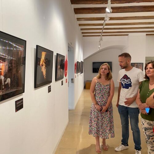 La casa de Cultura acoge una exposición fotográfica sobre la relación entre fuego y fiestas en la Comunitat Valenciana