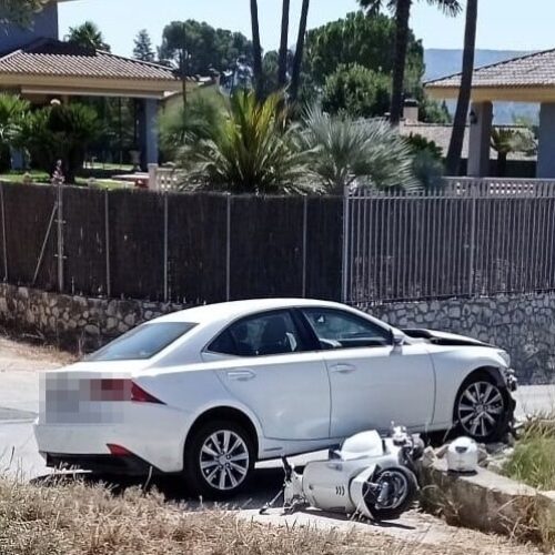 Accidente entre un coche y una motocicleta en la zona de Santa Ana
