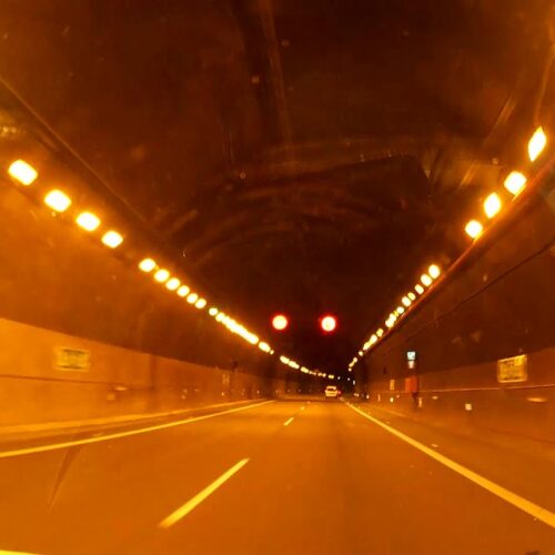 Un conductor en sentit contrari dins del túnel de l’Olleria