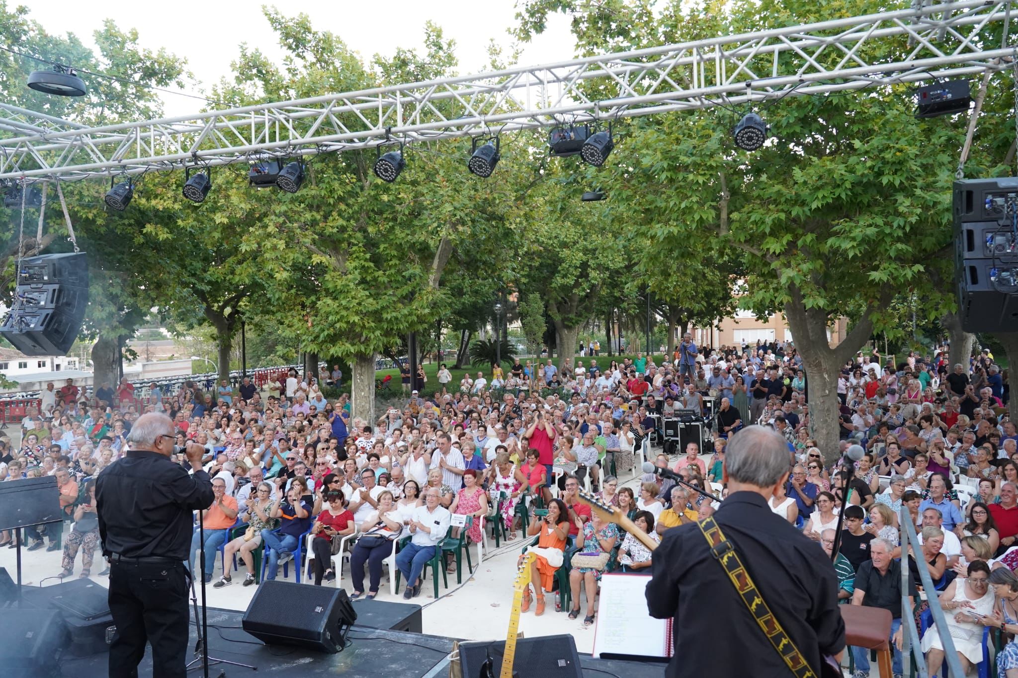 Més de mig miler de persones participen en la 'Nit Gran' celebrada a la Glorieta El Periòdic d'Ontinyent - Noticies a Ontinyent