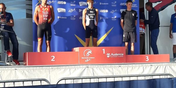 El ontinyentí Héctor Tolsá se corona con el plata en el triatlón Europeo Youth de La Baule