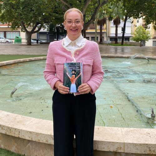 María Vañó presenta la seua primera novel·la: ‘¿Quieres una historia diferente?’