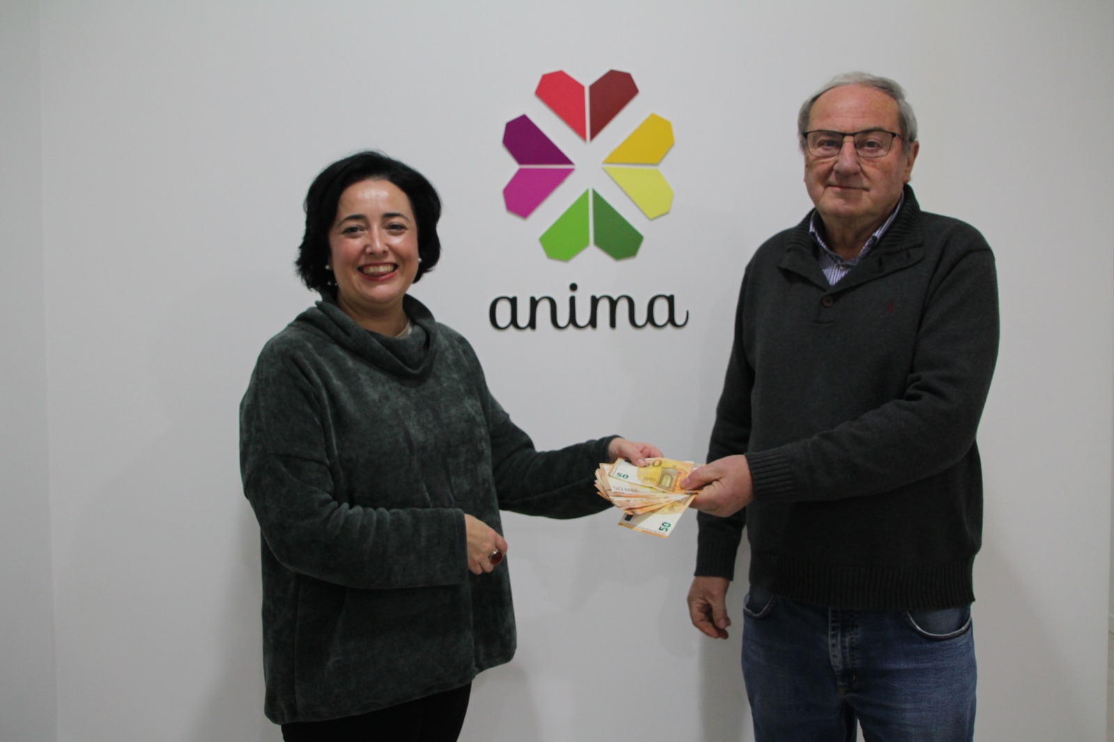 Roberto Calatayud dóna 500 euros a Anima per les vendes del seu llibre El Periòdic d'Ontinyent - Noticies a Ontinyent