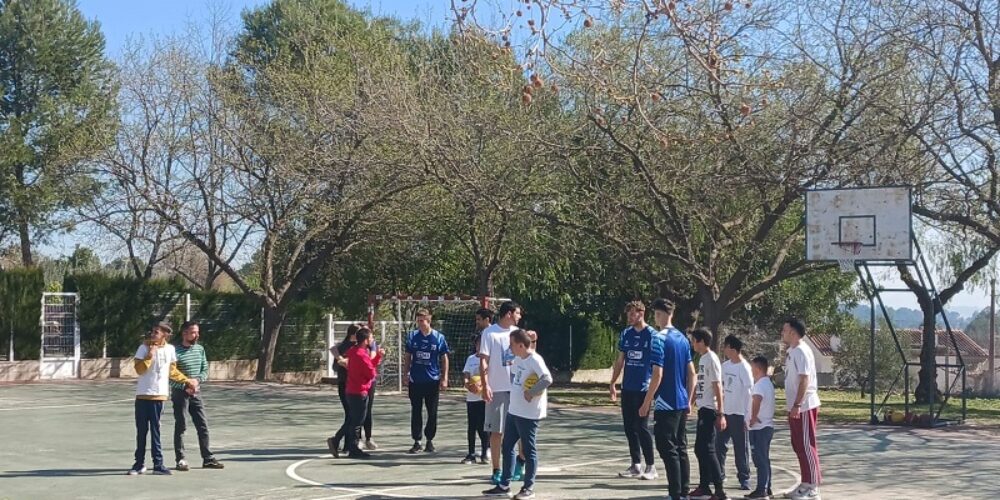 Jugadors de l’Eset Ontinet comparteixen un matí de bàsquet amb l’alumnat del CEE Vall Blanca