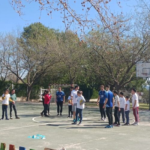Jugadors de l’Eset Ontinet comparteixen un matí de bàsquet amb l’alumnat del CEE Vall Blanca