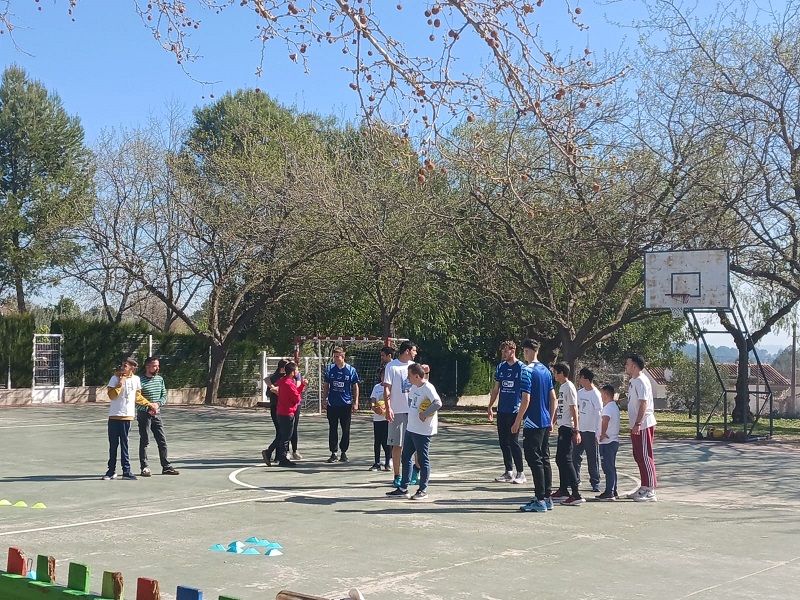 Jugadores del Eset Ontinet comparten una mañana de baloncesto con el alumnado del CEE Vall Blanca El Periódico de Ontinyent - Noticias en Ontinyent