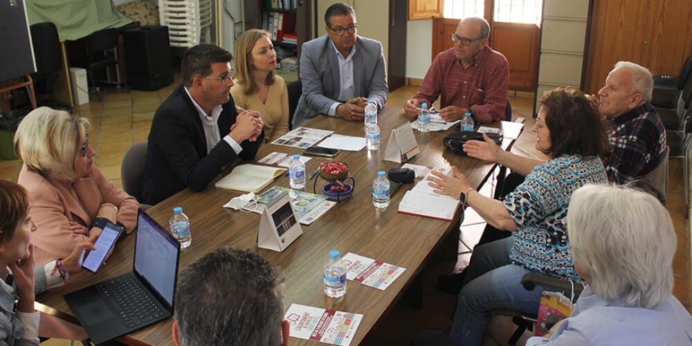 Jorge Rodríguez es reuneix amb representants veïnals i dels centres educatius de Sant Rafel per continuar millorant el barri