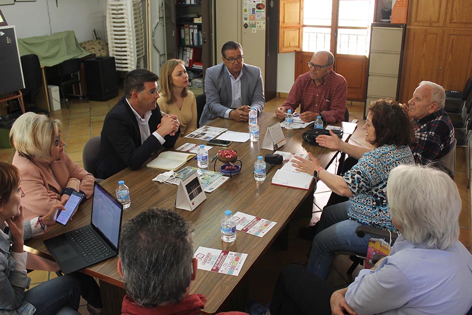 Jorge Rodríguez es reuneix amb representants veïnals i dels centres educatius de Sant Rafel per continuar millorant el barri El Periòdic d'Ontinyent - Noticies a Ontinyent