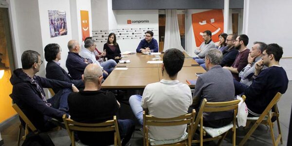Nico Calabuig i M. Àngels Moreno recullen les propostes de canvi de les entitats culturals d’Ontinyent en una reunió