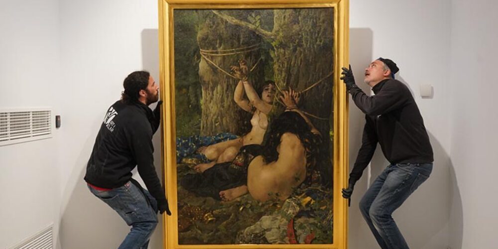 La magna exposició “Dones en marxa” de la Diputació de València inicia el seu muntatge a la Casa de Cultura