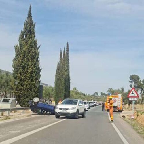 Un vehicle bolca en un aparatós accident en la CV650 en Ontinyent