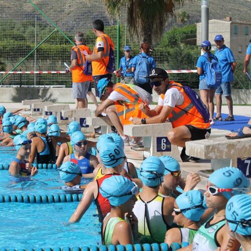 Prop de 400 esportistes escolars es donen cita a l’Aquatló Ciutat d’Ontinyent