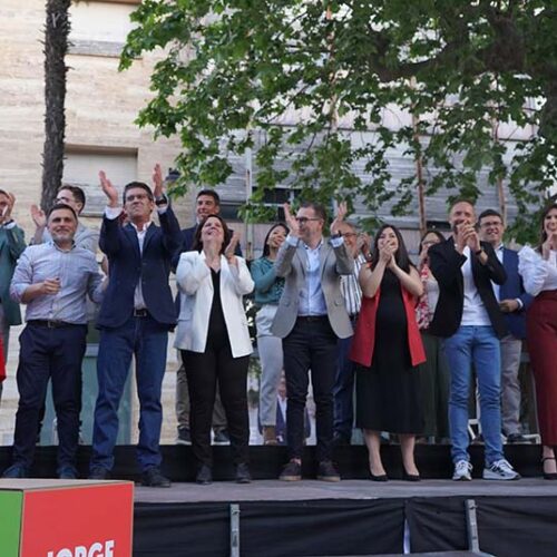 Ontinyent ens Uneix presenta la seua candidatura a la plaça de Sant Domingo davant de centenars de persones