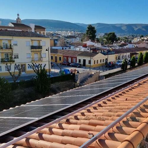 Ontinyent instal·la a la UNED la seua primera instal·lació pública d’autoconsum col·lectiu