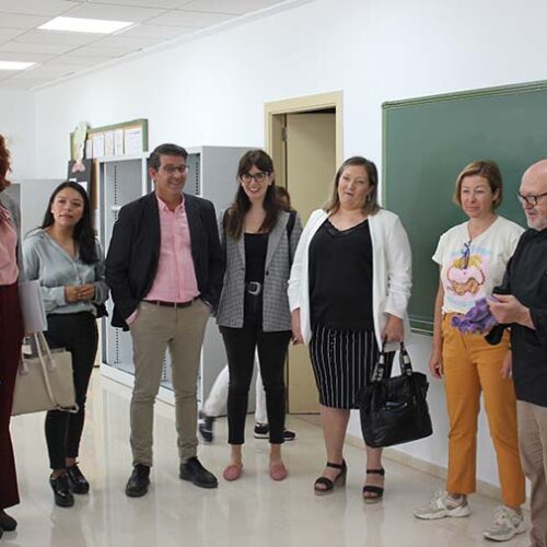 L’alcalde i la secretària autonòmica de Serveis Socials estudien la dotació d’un nou espai per al programa municipal “El Rogle”.