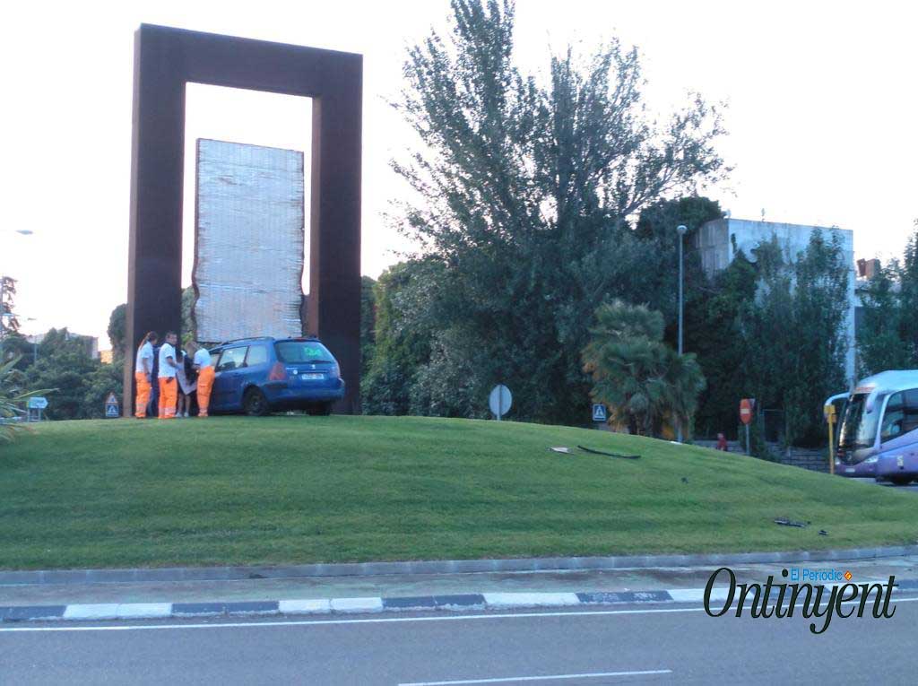 Un cotxe col·lisiona contra el monument de la rotonda de l'Avinguda del Tèxtil El Periòdic d'Ontinyent - Noticies a Ontinyent