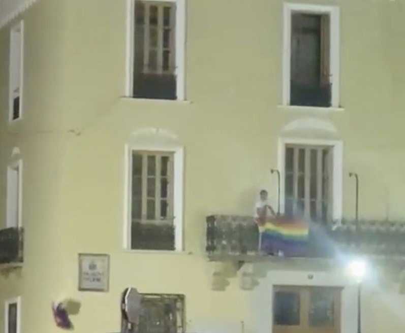 Un individu lleva la bandera LGTBIQ+ de l'Ajuntament d'Albaida El Periòdic d'Ontinyent - Noticies a Ontinyent