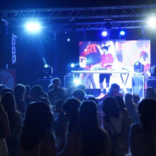 “Cultura de barri” ompli la Glorieta amb el tercer dels concerts de dj’s demandats a “Ontinyent Participa”