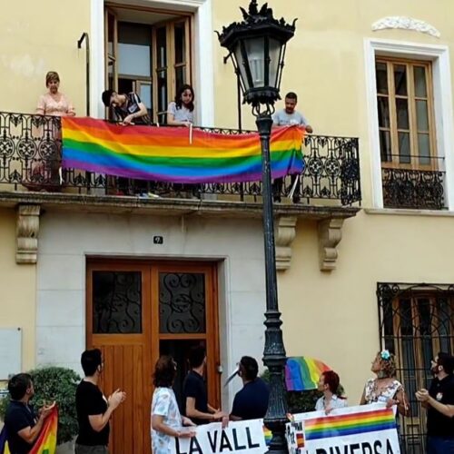 La bandera LGTBI vuelve a colgar en el balcón del Ayuntamiento de Albaida