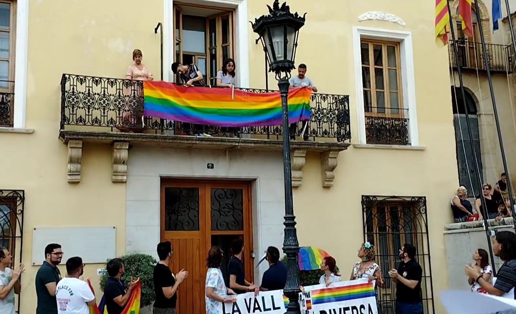 La bandera LGTBI torna a penjar en la balconada de l'Ajuntament d'Albaida El Periòdic d'Ontinyent - Noticies a Ontinyent