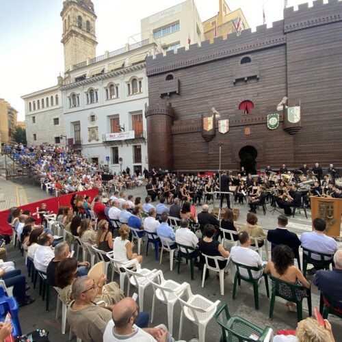 La plaça Major s’ompli de música amb el concert de Festes