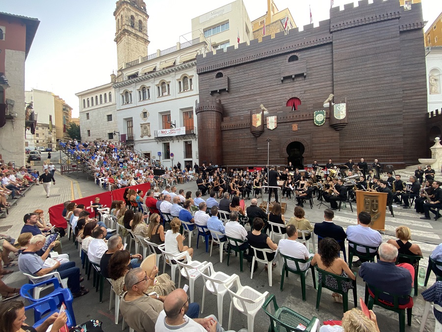 La plaça Major s'ompli de música amb el concert de Festes El Periòdic d'Ontinyent - Noticies a Ontinyent