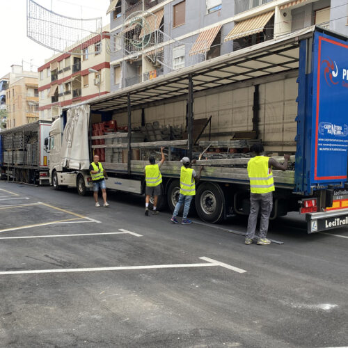 Las tribunas para la Entrada de Ontinyent llegan en 10 camiones trailer