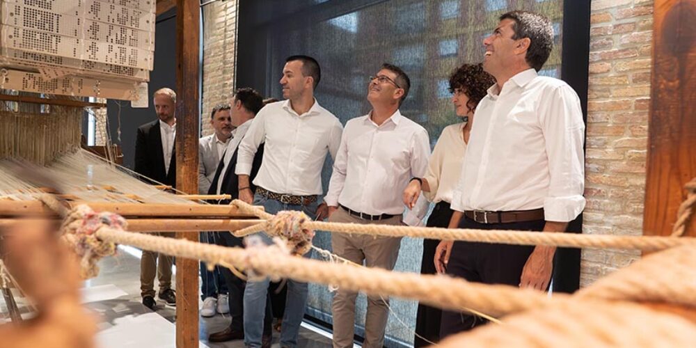 Carlos Mazón visita el Museo del Textil de la Comunidad Valenciana en Ontinyent