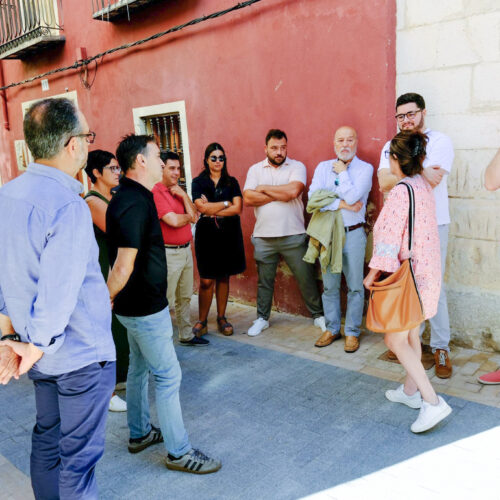 Un paseo por la Vila acerca el estado del barrio a los partidos políticos