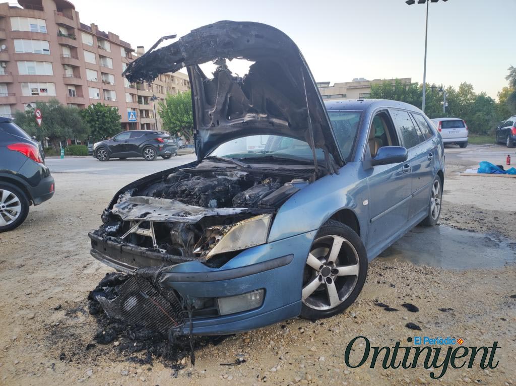 Se li crema el cotxe mentres conduïa en la zona de la fira El Periòdic d'Ontinyent - Noticies a Ontinyent