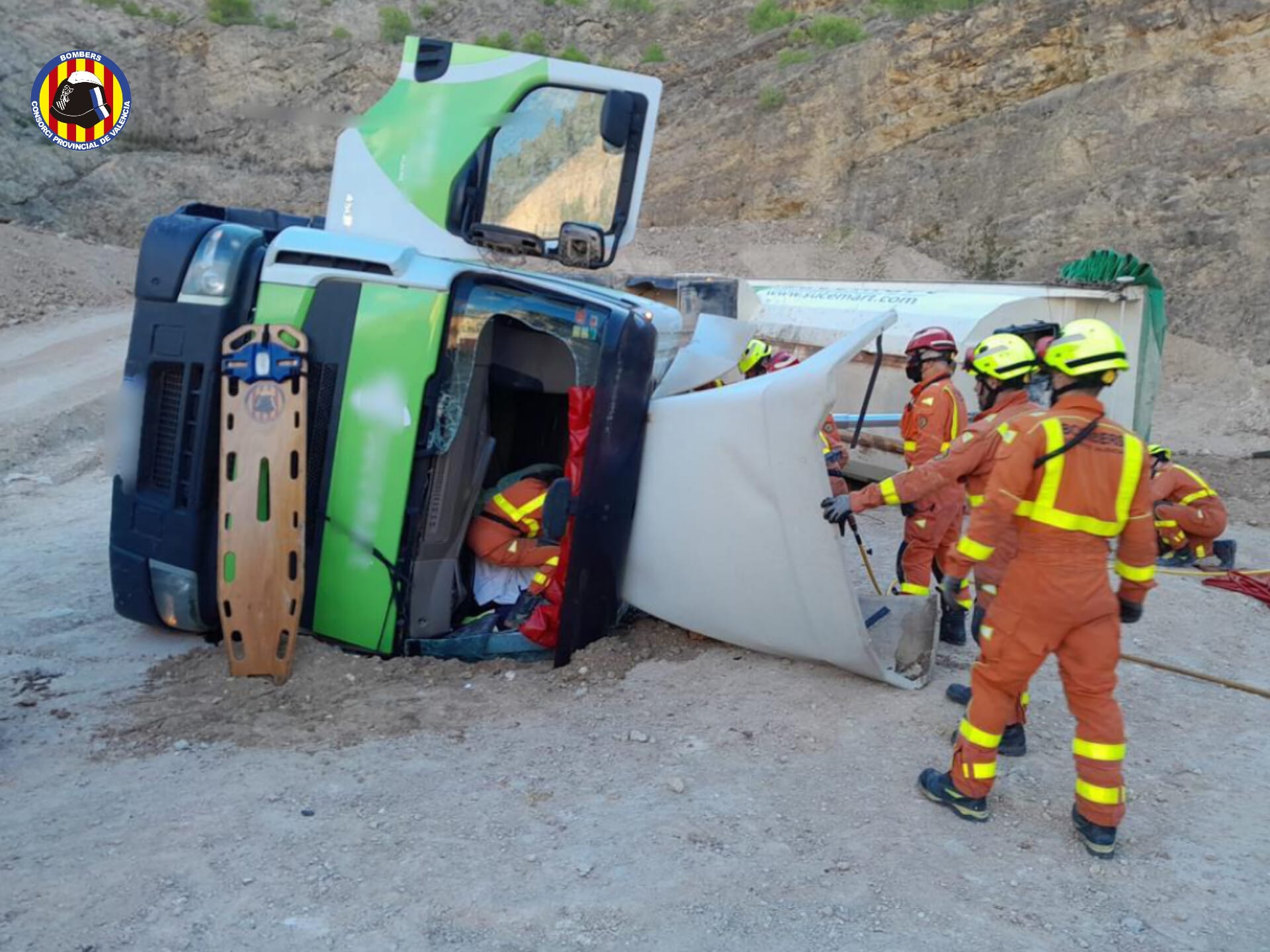 Excarceren a un conductor després de bolcar un camió en una pedrera El Periòdic d'Ontinyent - Noticies a Ontinyent