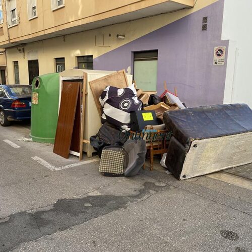 Prolifera en Ontinyent y el diseminado el abandono de muebles viejos y trastos en plena calle