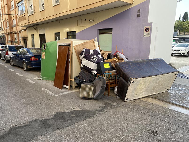 Prolifera a Ontinyent i el disseminat l'abandó de mobles vells i trastos en ple carrer El Periòdic d'Ontinyent - Noticies a Ontinyent