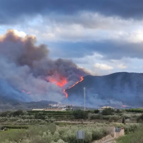 Desalojan Terrateo porque el fuego avanza hacia el municipio