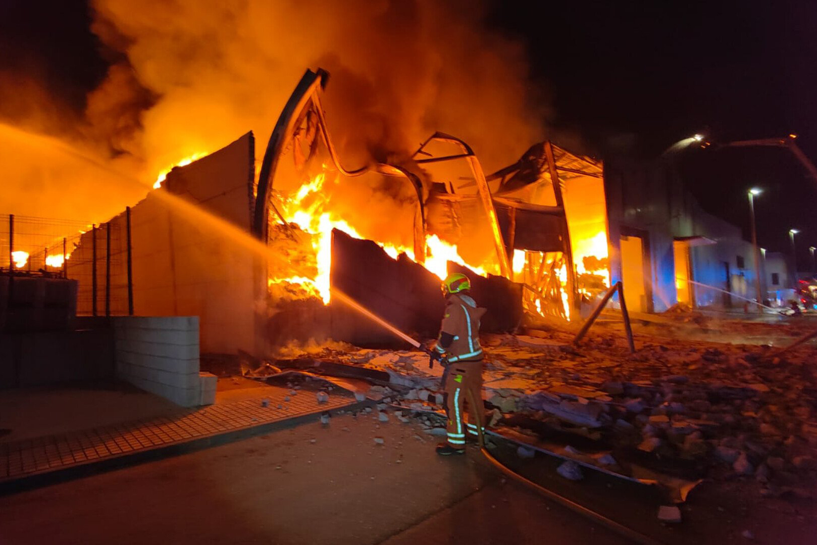 El incendio industrial de Aielo se ha controlado a las 7 de la mañana El Periódico de Ontinyent - Noticias en Ontinyent