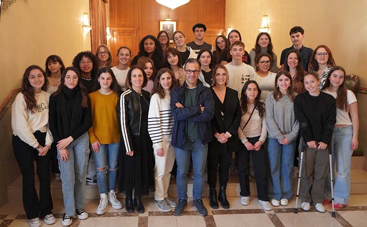 Un grup d'estudiants francesos d'intercanvi amb l'IES l'Estació visita l'Ajuntament d'Ontinyent El Periòdic d'Ontinyent - Noticies a Ontinyent