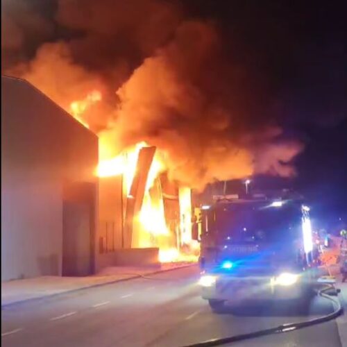 Un incendio industrial afecta a una empresa textil de Aielo de Malferit