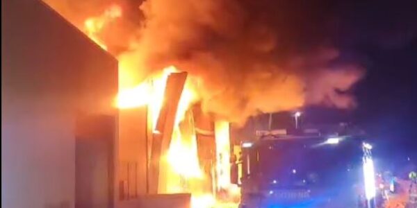 Un incendi industrial afecta una empresa tèxtil d’Aielo de Malferit