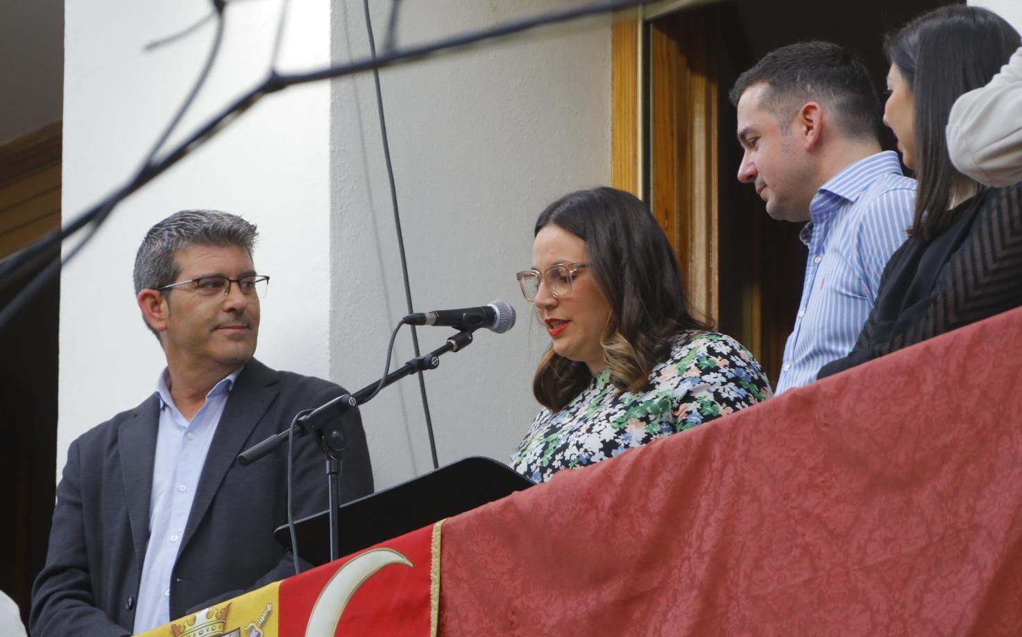 Estefania Conejero realitzant el pregó al balcó de l'ajuntament que obria oficialment "Ontinyent Medieval"