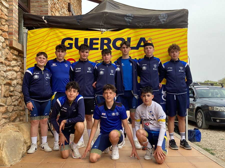 Niños del equipo cadete del Club Ciclista Ontinyent en la Copa Cadete Miguel Manrubia